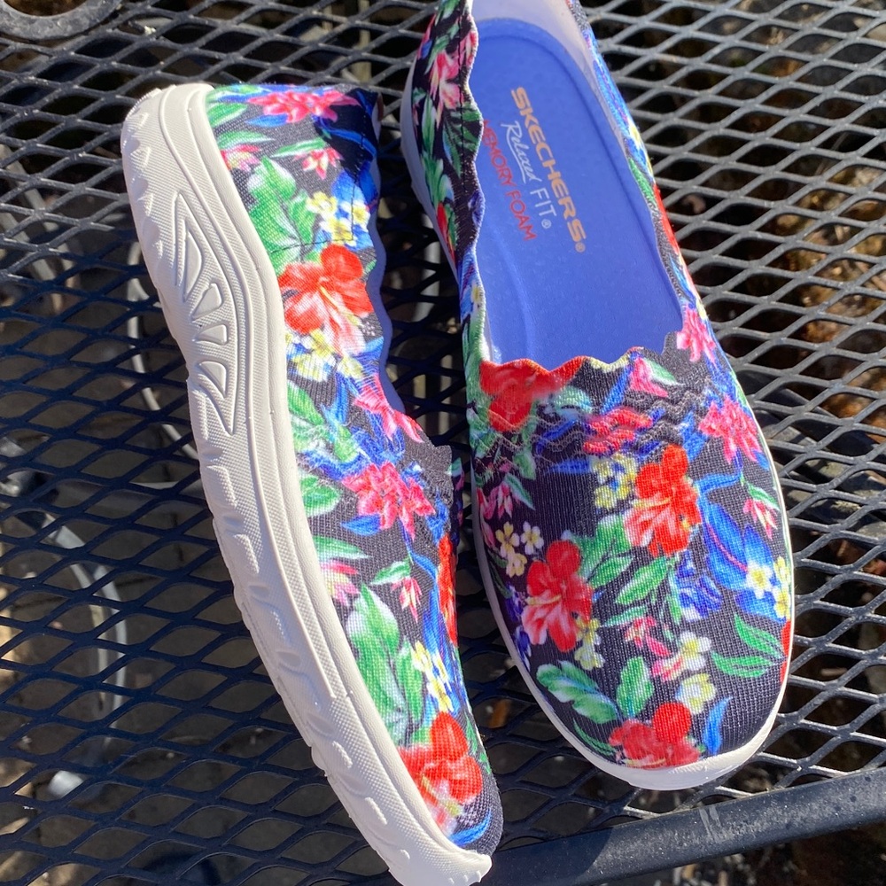 New Skechers Women's Floral Slip-On Flats - Black Multi Floral 7 - Picture 3 of 11